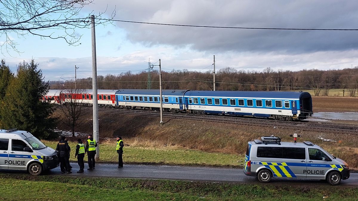 Osobní vlak bez cestujících i strojvůdce vykolejil u Klínce v Praze-západ